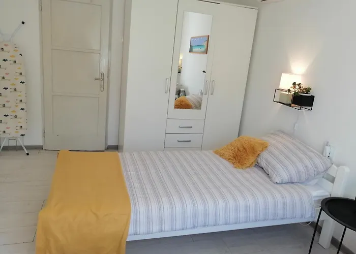 Center Dora 아파트 풀라